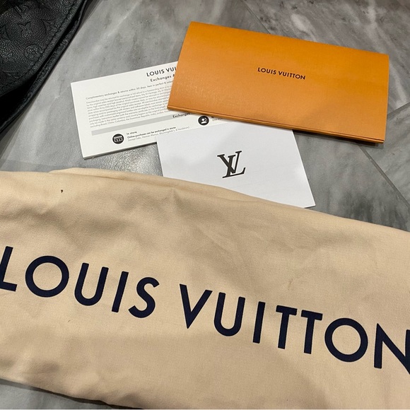 Louis Vuitton Artsy MM - Picture 10 of 16